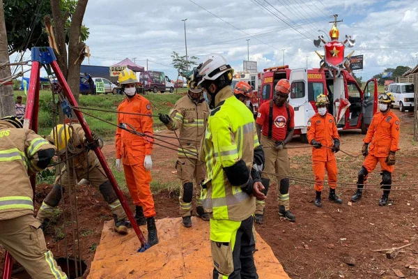 grupo de homens fardados em pé