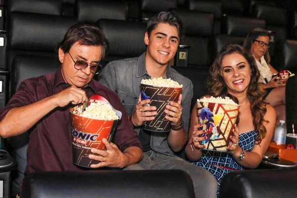 Chitãozinho assiste filme do filho no cinema de óculos escuros