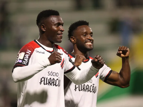 Athletico-PR goleia a Chapecoense por 4 x 1 com dois gols de Viveros