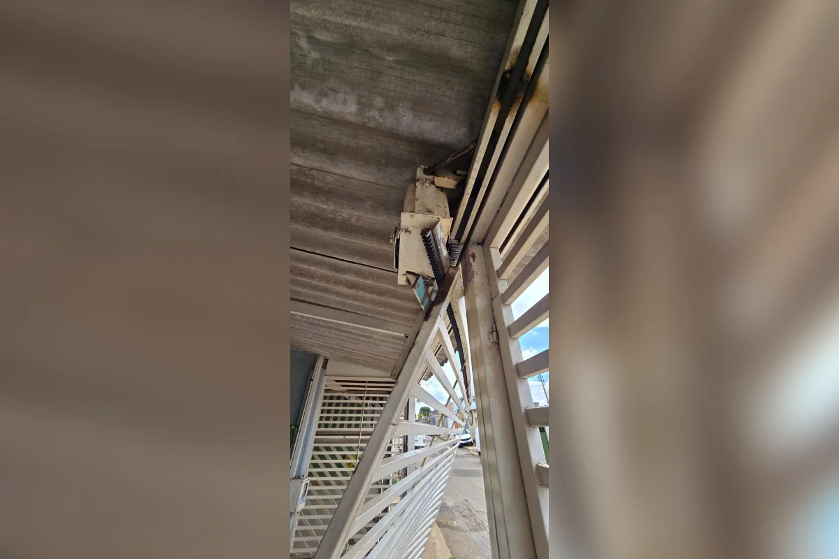 O veículo bateu no portão, o que causou grande estrago, além de danificar câmeras de segurança, o veículo que estava guardado na garagem e um hidrômetro O veículo bateu no portão, o que causou grande estrago, além de danificar câmeras de segurança, o veículo que estava guardado na garagem e um hidrômetro