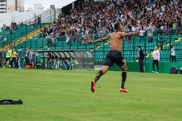 Jogadores do Figueirense se surpreendem com reforços