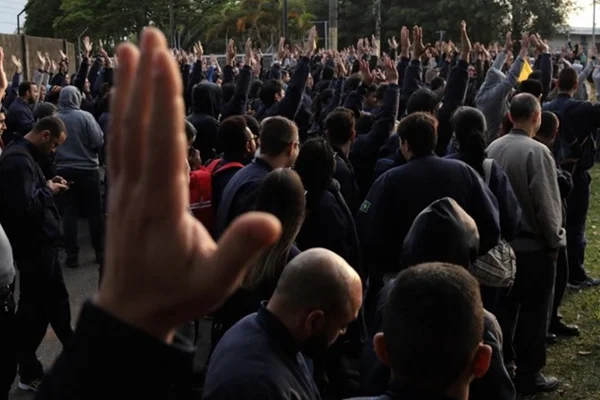 Trabalhadores da Embraer entram em greve por aumento de 6,37%