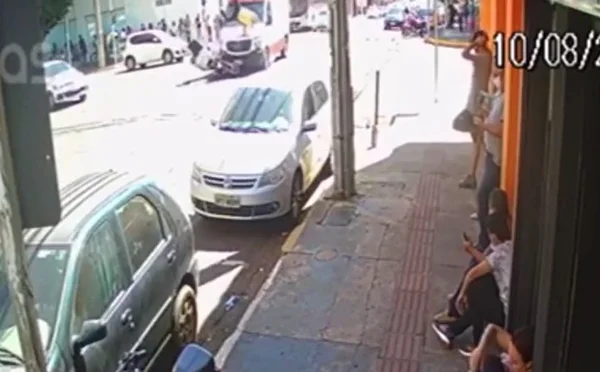 Vídeo: homem atropelado por ambulância é lançado para o outro lado da rua