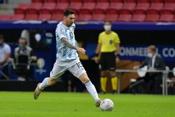 Em noite de estrelas no Mané, Messi brilha mais que Suárez e Cavani