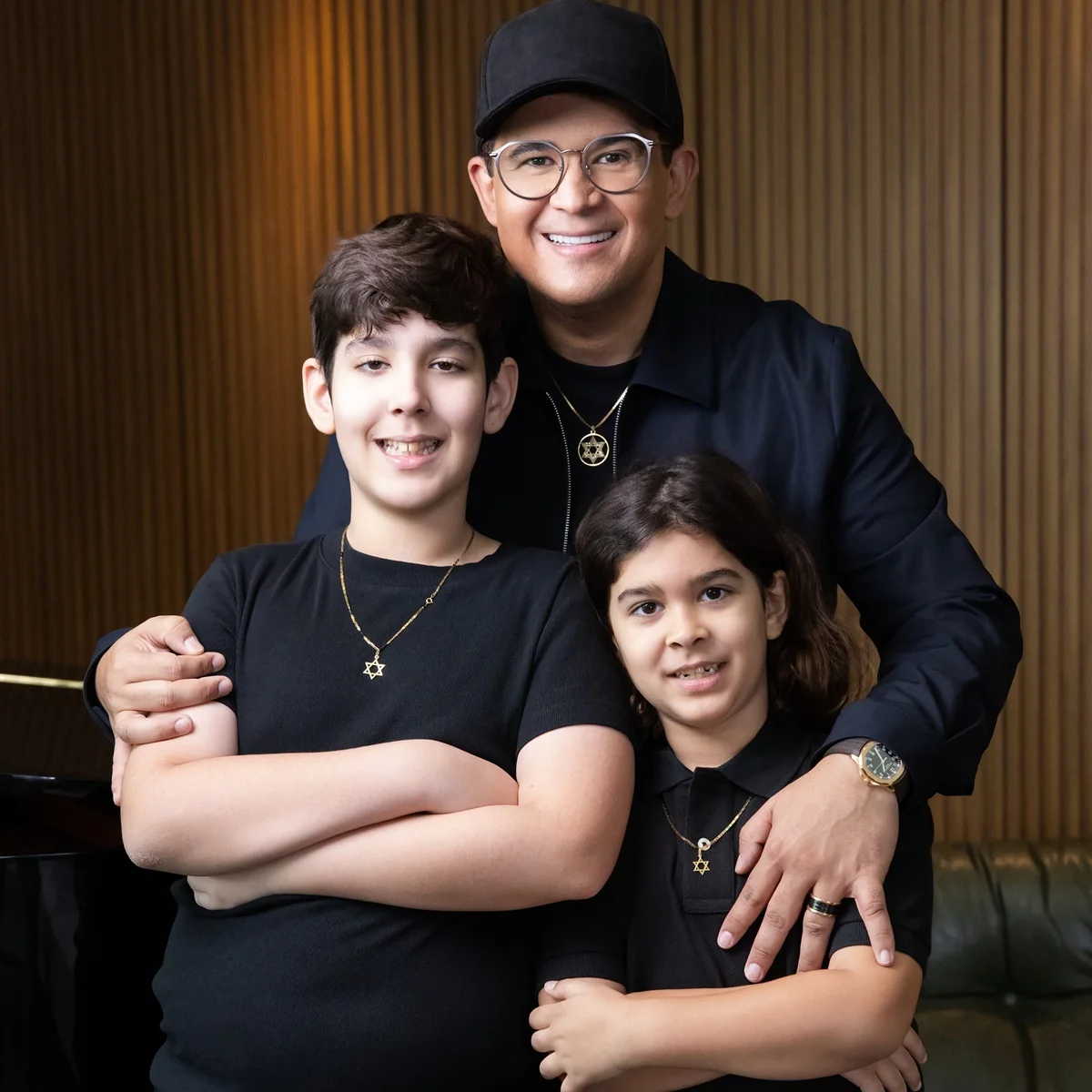 Bruno Avelar posa com os dois filhos Bruno Avelar posa com os dois filhos