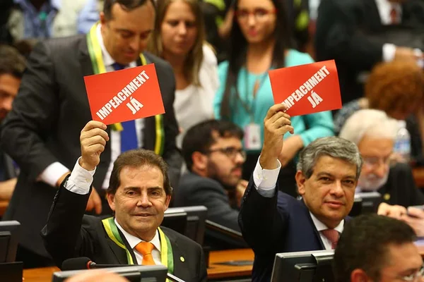 Deputados discutem durante sessão da comissão do impeachment
