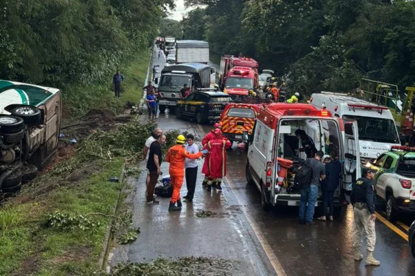 Ônibus de viagem tomba com 28 pessoas na BR-153, em Pirenópolis