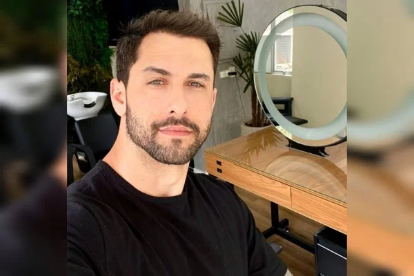 O cabeleireiro Diego Beserra foi condenado por injúria e discriminação ao dizer que não contrata "gordo, petista, preto, feminista e viado" - Metrópoles
