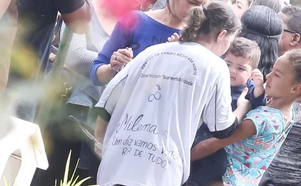 Inconformados, família e amigos enterram pai e filha mortos em colisão