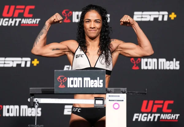 Primeira mulher do DF no UFC, Vivi Araújo faz luta principal no evento