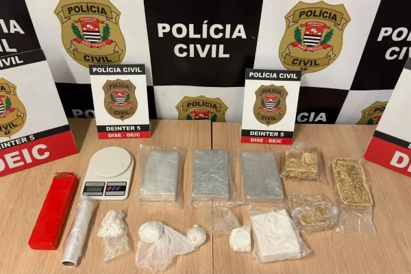 Imagem colorida mostra drogas apreendidas como cozinheira de escola em SP. Metrópoles
