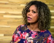 Débora também apresenta um programa de variedades na TV, chamado de Na Lente Débora também apresenta um programa de variedades na TV, chamado de Na Lente
