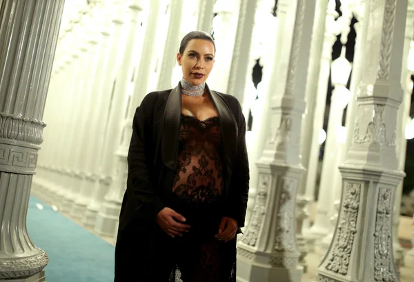 Após ganhar 27 quilos durante a gravidez, Kim Kardashian adere a dieta Atkins