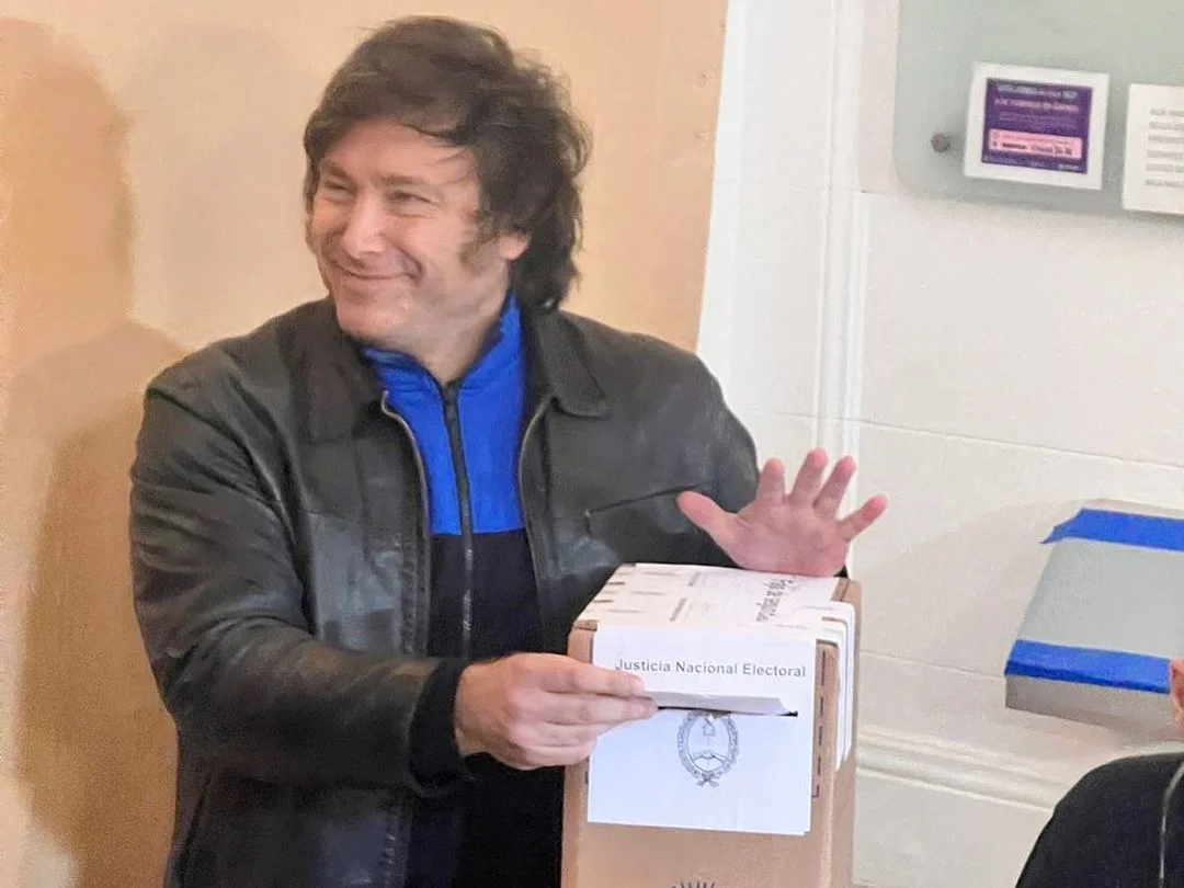 Foto mostra o candidato Javier Milei registrando seu voto na Argentina