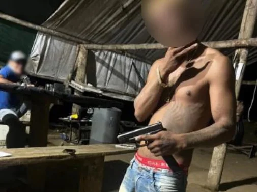 Yanomami: integrante de facção do garimpo ostenta armas em fotos