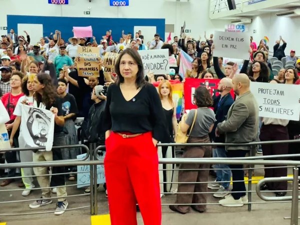 Mulheres trans e vereadora em protesto conta lei que proíbe mulher trans em banheiro feminino - Metrópoles