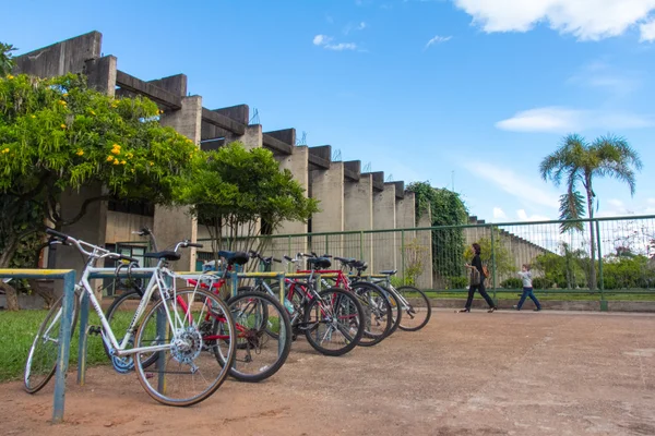 As pedras no caminho dos ciclistas da UnB