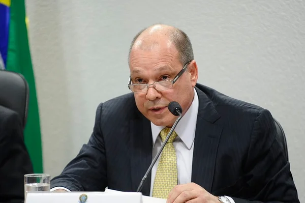 Ex-diretor da Anvisa entra para empresa que quer vender vacina Sputnik V