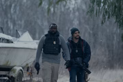 Brian Tyree Henry e Wagner Moura na série Ladrões de Drogas da Apple TV+