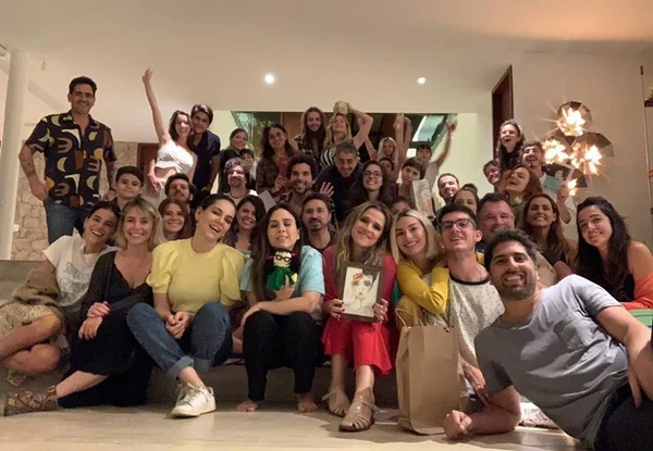 Tatá Werneck faz festa de Natal com amigos: “Saí de olho fechado”