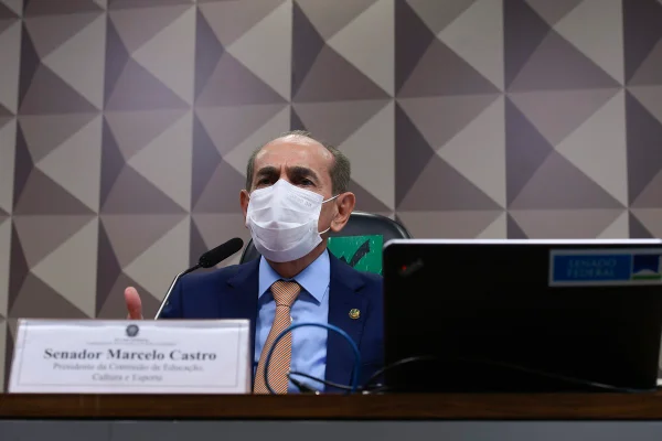 O senador Marcelo Castro (MDB-PI), presidente da Comissão de Educação, discursa na mesa diretora - Metrópoles