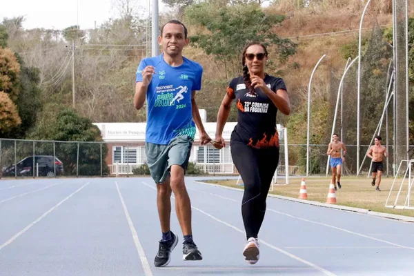 Foto colorida de Bruno Guedes e guia - Metrópoles