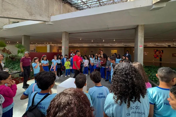 Estudantes do Itapoã visitam mostra Constelações Contemporâneas