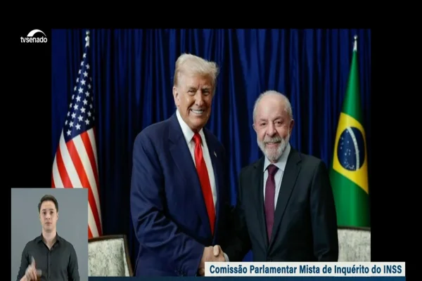 Imagem colorida mostra exibição da foto de Lula durante a CPMI do INSS - Metrópoles