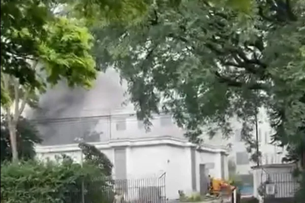 O incêndio foi controlado e atingiu uma empresa desativada no bairro do Limão, na zona norte da capital paulista, sem deixar feridos - Metrópoles