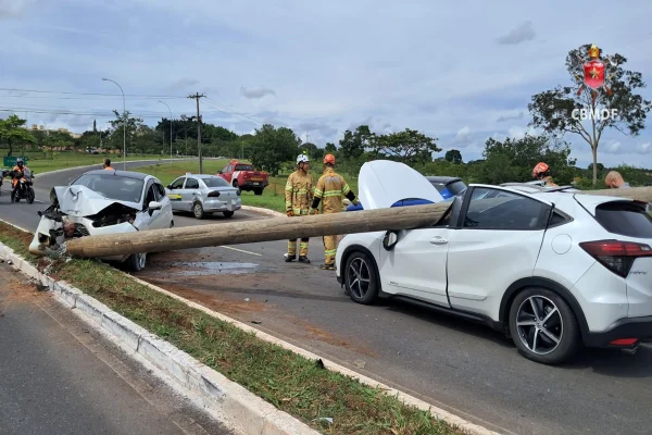 Poste de luz é atingido após colisão e cai sobre carro em ponte do DF