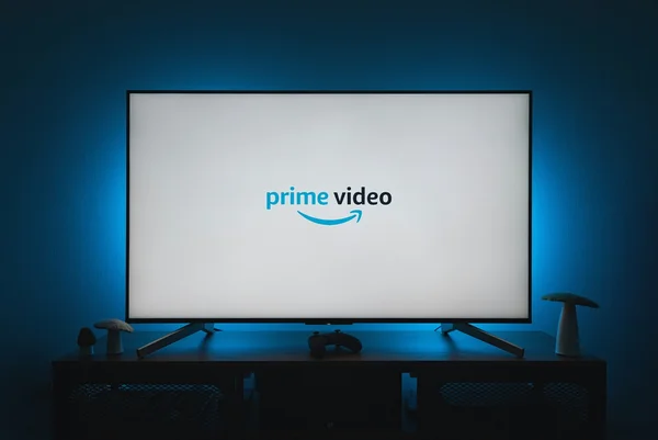 Imagem colorida mostra televisão mostrando a logo do prime video - Metrópoles