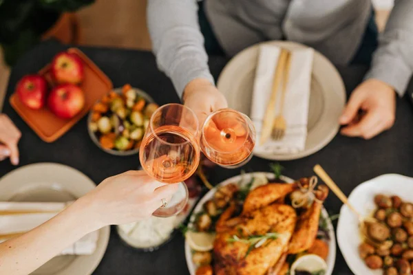 Mesa posta de Natal com duas taças de vinho brindando - Metrópoles