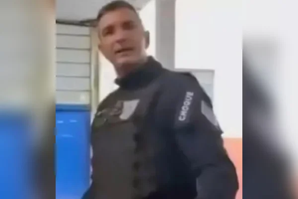Cena chocante: agressão de PM em escola do RJ termina com três detidos