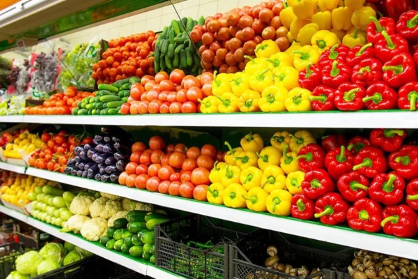Prateleira de um mercado cjheia de verduras e frutas da estação - Metrópoles