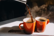 O excesso de café pode causar irritabilidade, insônia, aumento da ansiedade e até prejudicar a digestão