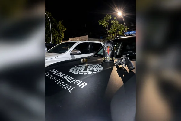 Suspeito em carro roubado morre após confronto com a PMDF
