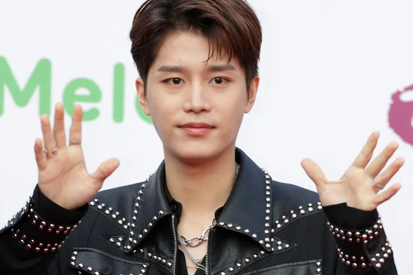Foto colorida de Taeil, cantor de K-pop - Metrópoles