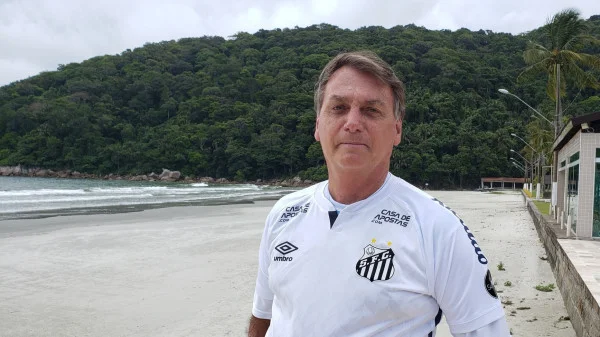 Bolsonaro com camisa do Santos