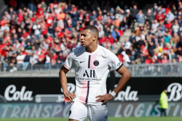 Mbappé e PSG oficializam extensão de contrato até 2025