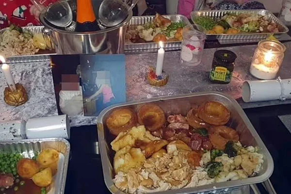 Ceia de Natal em bandejas de alumínio