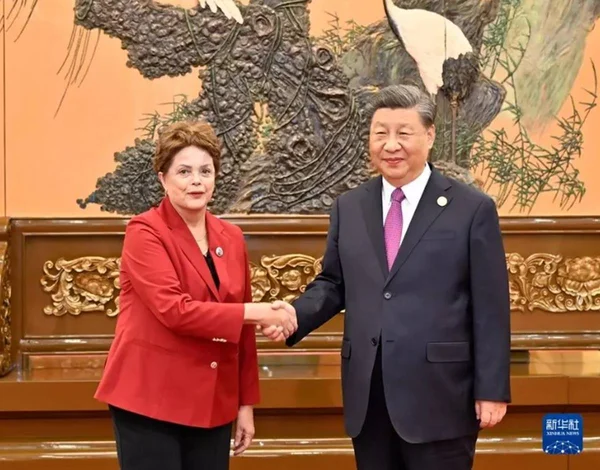 Imagem colorida mostra Dilma Rousseff e Xi Jinping