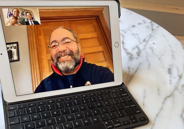 casal americano se casa pelo FaceTime