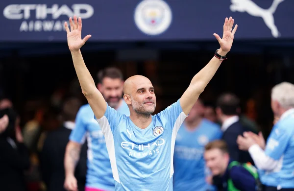 Stalker? Fã persegue Guardiola durante passeio noturno de bicicleta