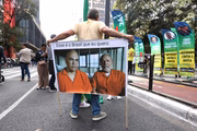 Manifestante exibe faixa contra o ministro do STF Alexandre de Moraes e o presidente Lula 