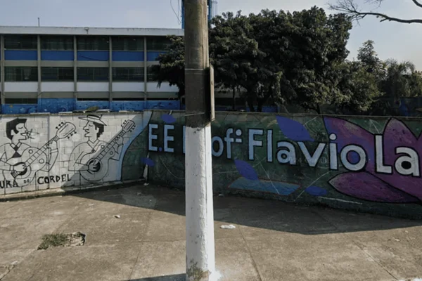 Imagem colorida da fachada de uma escola estadual, onde uma aluna teve o dedo decepado em uma porta - Metrópoles