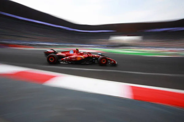 Imagem colorida de carro de Carlos Sainz - Metrópoles