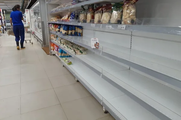 Prateleiras vazias em mercado