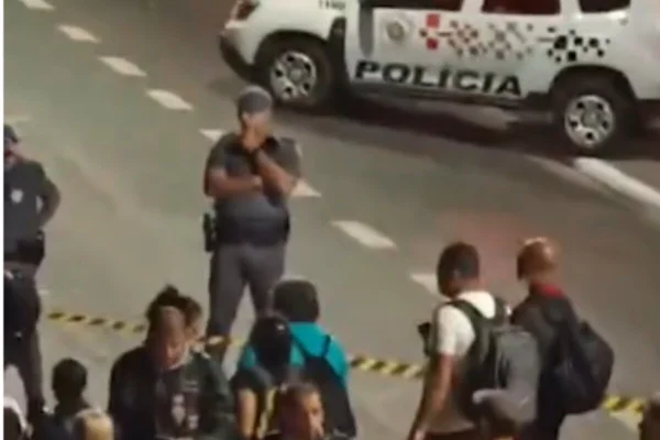 Foto colorida de policiais militares de São Paulo na rua - Metrópoles