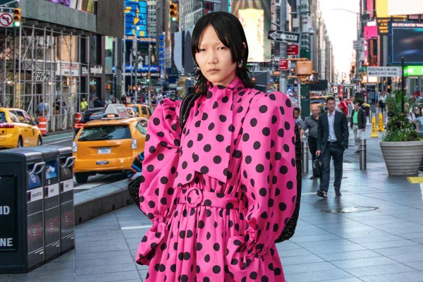 Modelo com peças balenciaga