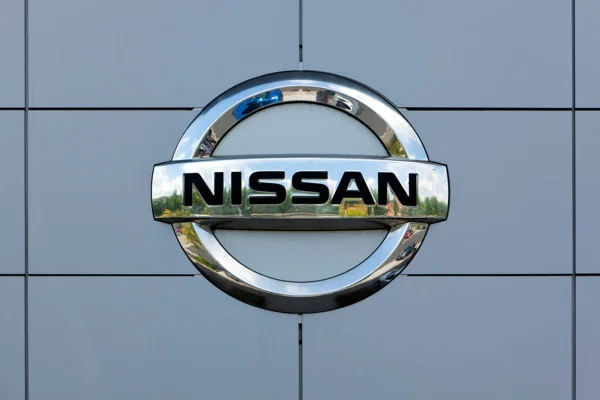Imagem do logotipo da Nissan, montadora japonesa - Metrópoles
